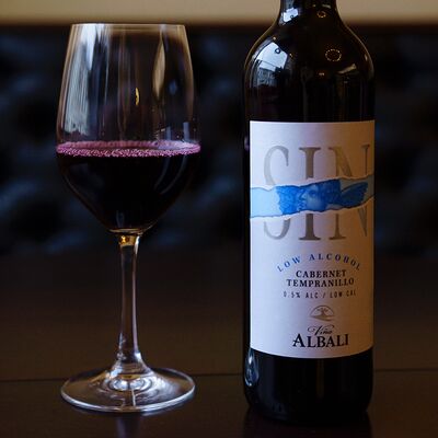 Вино безалкогольное Vina Albali Cabernet Tempranillo (красное) в Romanico по цене 3100 ₽