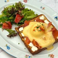 Вафля из цукини с лососем, яйцом пашот и голландским соусом в Ласка