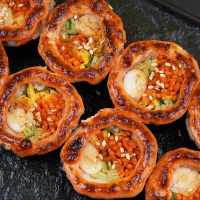 Запеченный кимпаб с креветкой в Momo Chicken Korean по цене 657 ₽