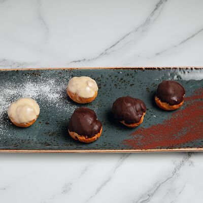 Профитроли с орехом и ванилью в Buffalero di Mare по цене 850 ₽