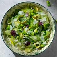 Зеленый салат с авокадо и бобами эдамаме в Modus