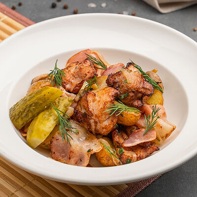 Куриные бедрышки с беби картофелем в Престо по цене 830 ₽