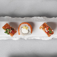 Ролл манго-кешью и св. клубника в Hiro izakaya