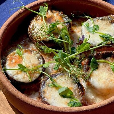 Шляпки шампиньонов, запеченные с сыром сулугуни в Птичка по цене 550 ₽