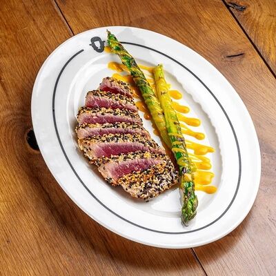 Стейк из тунца сухого вызревания со спаржей в Гент по цене 1790 ₽