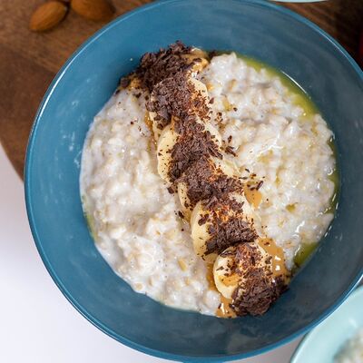 Каша овсяная с арахисовой пастой, бананом и шоколадом в Мятное лето по цене 455 ₽