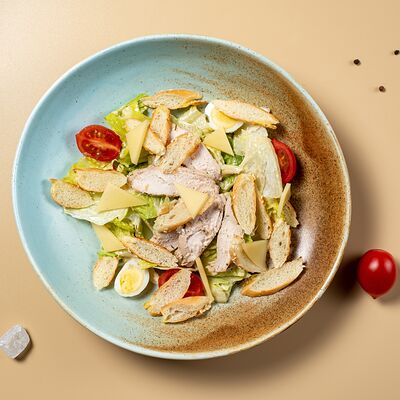 Салат Цезарь с куриной грудкой в Месье Жан Поль по цене 500 ₽