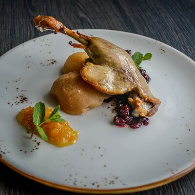 Утиная ножка с апельсиновым чатни и копчёной грушей в Чо? Капчо! по цене 780