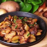 Жареный картофель с белыми грибами в Дикий улов