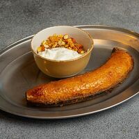 Жареный банан с гранолой и греческий йогурт в 321 Club by Novikov