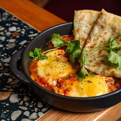 Шакшука с сырной лепешкой в Теория Гастробар по цене 863 ₽