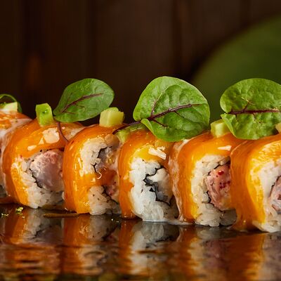 Ролл с креветками, манго и тайским соусомв Рамен с уткой по цене 950 ₽