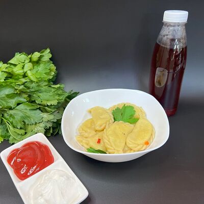 Вареники с картошкой, соус и морсв Пельмени тут по цене 469 ₽