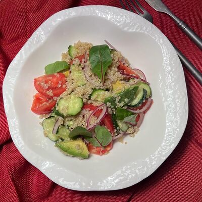 Овощной салат с киноа в Двор Помидор по цене 580