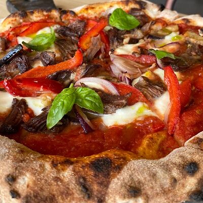 Пицца с томленой говядиной в Storia Pizza по цене 1130 ₽