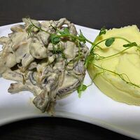 Бефстроганов из говяжьей вырезки с картофельным пюре в Россвик