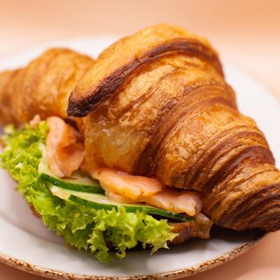 Круассан с семгой в Диалог по цене 449 ₽