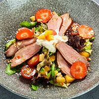 Теплый салат с уткой в Сыроварня AndreAle