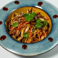 Вок с курицей в Luna Lounge