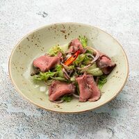Зеленый салат с ростбифом и тайским соусом в The Kitchen