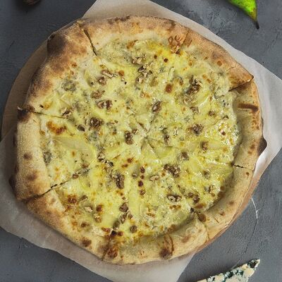 Пицца с грушей, медом и горгонзолой 30 см в Grillwood по цене 950 ₽