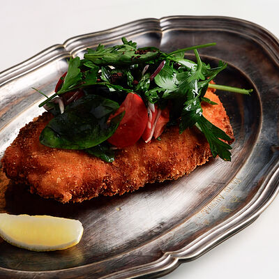 Куриный шницель с картофелем и сыром Сулугуни в Saviv по цене 1450 ₽