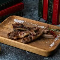 Каре ягненка в McKey Pub & Restauraunt