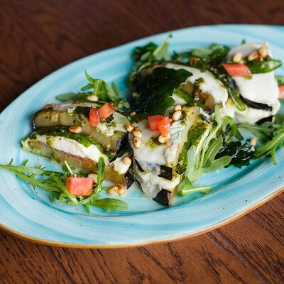 Мелозанья из баклажан с помидором, моцареллой и соусом песто в Дюшес по цене 560