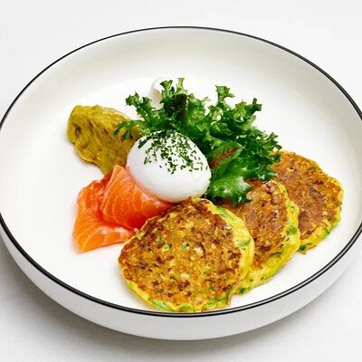 Оладьи из цукини с малосольной форелью и яйцом пашот в Benedict breakfast & lounge по цене 750 ₽