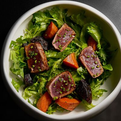 Салат с телячьей вырезкой, печеными овощами и соусом тоннатов Великий Goodwine по цене 790 ₽