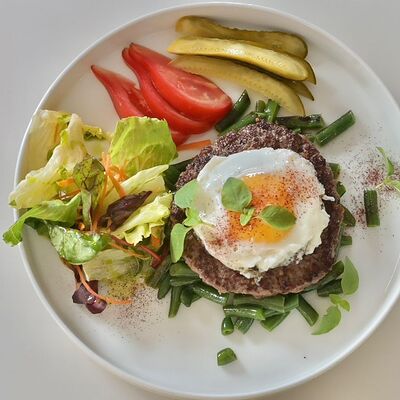 Бифштекс с зеленой фасолью и глазуньей в Bucho по цене 550 ₽