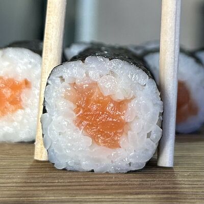 Мини с лососем в ГансРолл по цене 375 ₽