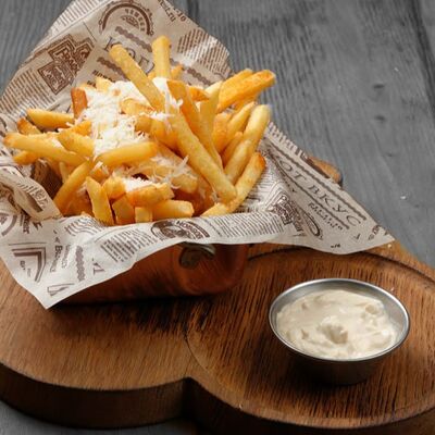 Картофель фри с пармезаном и трюфельным соусом в Jager restopub по цене 640 ₽