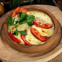 Жареный сулугуни с помидорами в Амарант&Хинкали