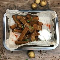 Гренки чесночные с сырным соусом в Potato project