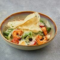 Салат Цезарь с креветками в Папаша Клаусс