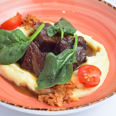 Говяжьи щечки с картофельным пюре в Самое популярное кафе по цене 1185