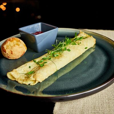 Омлет с цыпленком, шампиньонами, томатами и сыром сулугуни в Chocolate по цене 430 ₽