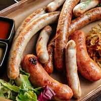 Ассорти колбас с тушеной капустой и соусами в О`Briens