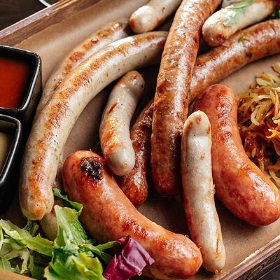 Ассорти колбас с тушеной капустой и соусами в О`Briens по цене 1841 ₽