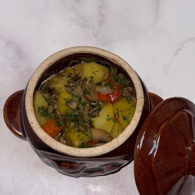 Картофель с грибами, запеченный в горшочке в Сказка lounge по цене 380 ₽