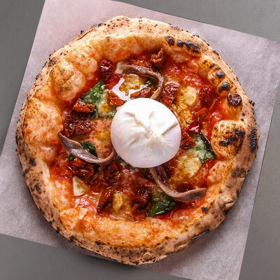 Бурратина с анчоусоми в Пицца 22 сантиметра по цене 960 ₽