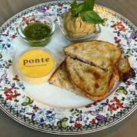 Тост с куриным паштетом и соусом песто в Ponte