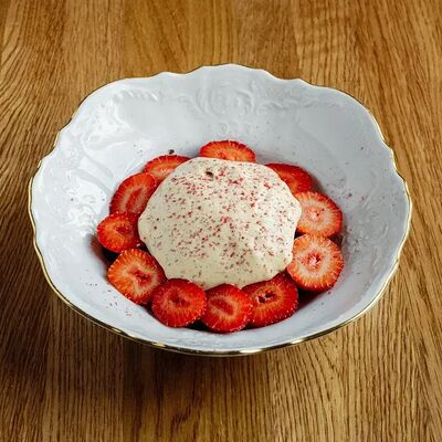 Сметанник с кофейным бисквитом, кремом и фруктами в Lucky Duck по цене 590 ₽