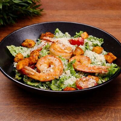 Салат Цезарь с креветками в Dym Dymych Lounge по цене 690 ₽
