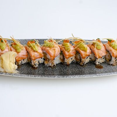 Опаленный лосось с креветками в Under the sea по цене 1100 ₽