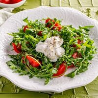 Салат со страчателлой, руколой и томатами в ЛарисуВаннуХочу