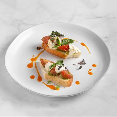 Брускетта с томатами и страчателлойв Семейное бистро Монти по цене 560 ₽