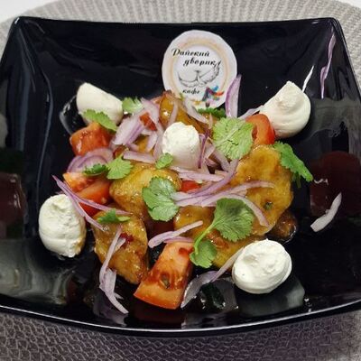 Салат с хрустящими баклажанамив Райский дворик по цене 400 ₽