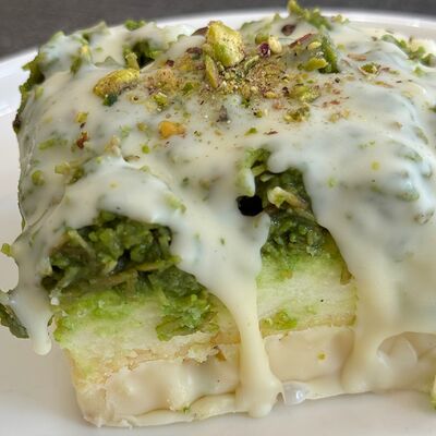 Протеиновое пирожное с фисташкой и катаифи в Right Cake по цене 390 ₽